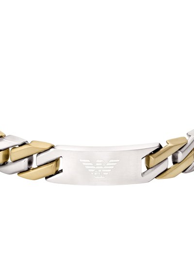 Bracelet en métal argenté et doré avec des maillons de chaîne entrelacés et un fermoir rectangulaire lisse orné d'une gravure de logo.