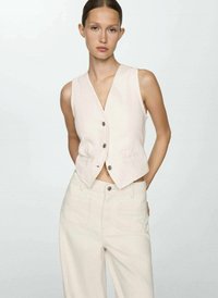 Gilet court couleur crème, avec un décolleté en V, cinq boutons et une texture lisse, assorti à un pantalon large de la même couleur.