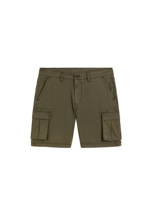 Pantalones cortos cargo de color verde oliva con cierre de botón y cremallera, trabillas para cinturón, dos bolsillos laterales y dos bolsillos con solapa en la parte delantera.