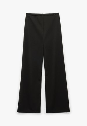 Schwarze weit geschnittene Hosen mit einer glatten, matten Textur. Keine sichtbaren Beschläge oder Muster; zeichnet sich durch ein einfaches, sauberes Design und einen mittelhohen Bund aus.