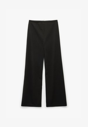 Schwarze weit geschnittene Hosen mit einer glatten, matten Textur. Keine sichtbaren Beschläge oder Muster; zeichnet sich durch ein einfaches, sauberes Design und einen mittelhohen Bund aus.