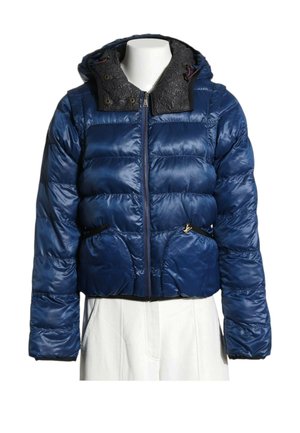Blauer glänzender Steppjacke mit gesteppten Abschnitten, schwarzem strukturiertem Kapuzeninnenfutter, Frontreißverschluss und Seitentaschen an einer weißen Schaufensterpuppe, die weiße Hosen trägt.