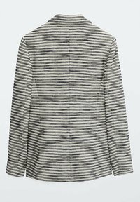 Bakvy av en långärmad jacka med horisontella svarta, vita och grå ränder samt en skräddarsydd krage.