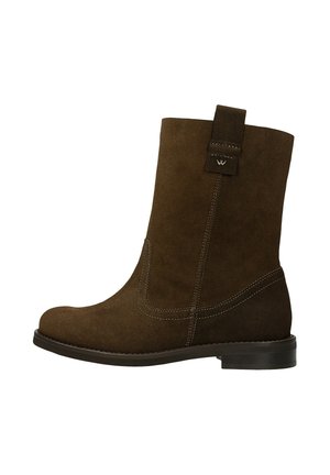 Stivaletti in suede marrone con suola piatta, dettagli di cucitura laterale e un manico sul retro per indossarli facilmente. Texture liscia e design classico.