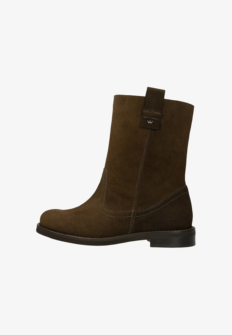 Bruine suède enkellaarzen met een platte zool, zijnaaddetails en een trekhaak aan de achterkant voor gemakkelijk aan- en uittrekken. Glad oppervlak en een klassiek ontwerp.