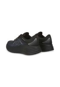 Zapatillas deportivas negras con parte superior de malla texturizada, con acentos reflectantes y suela acolchada con surcos visibles para tracción.