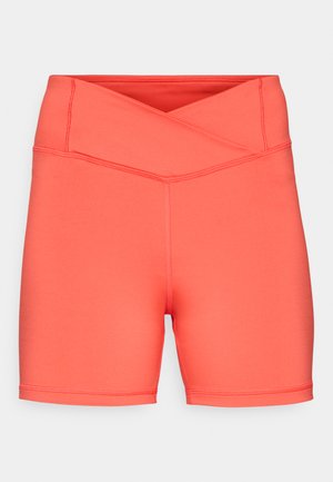 Korallenfarbene Workout-Shorts aus glattem Stoff. Mit einem überlappenden Bund und genähten Details, designed für Komfort und Flexibilität.