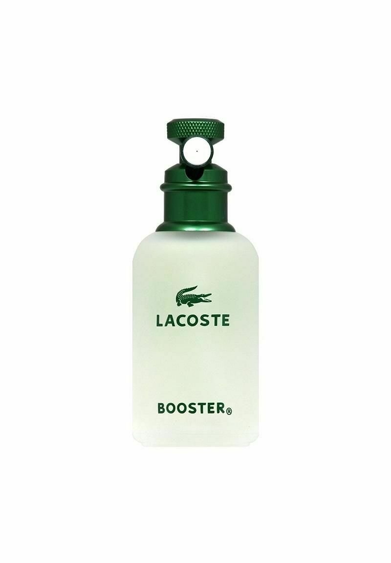 Lacoste Booster doftpresentation, rektangulär frostad glasflaska med en grön metallkapsyl och accent, med en krokodil-logotyp och svart text.