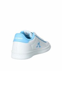 Sneaker bianca con accenti blu e logo. Parte superiore in sintetico liscio, punta arrotondata, suola piatta e design con lacci. Pannello posteriore testurizzato.