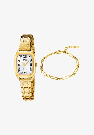 Reloj de pulsera de tono dorado con esfera blanca rectangular y números romanos junto a una delicada pulsera de cadena dorada con eslabones ovalados.