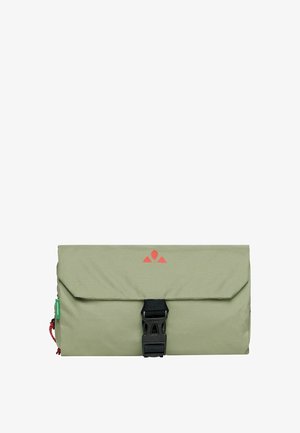 Organisateur de voyage plié couleur vert olive avec boucle en plastique noir, logo rouge sur le rabat, et étiquette latérale verte sur fond blanc.