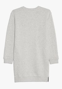 Harmaa college-mekko, joka on valmistettu pehmeästä puuvillasekoitteesta. Mekossa on pitkät hihat, pyöreä kaula-aukko ja sivuaukot helmassa liikkumisen helpottamiseksi.