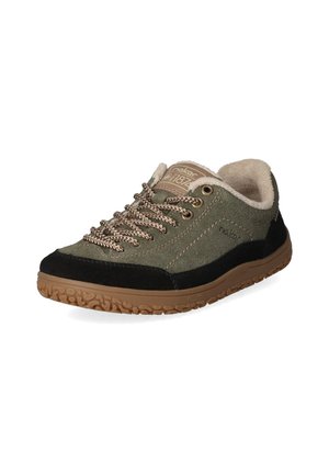 Zapatilla casual de corte bajo con parte superior de ante verde, acentos negros en la puntera y el talón, cordones beige, cuello acolchado y suela de goma marrón con estampado.