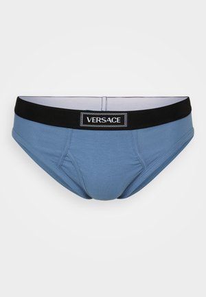 Boxer azul em algodão com textura ribada, apresentando um cós elástico preto com a inscrição "VERSACE". Design do bolso frontal para suporte e cobertura.