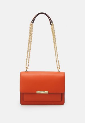 Sac bandoulière en cuir orange avec une bandoulière chaîne dorée et une plaque logo rectangulaire dorée sur le rabat avant.