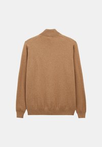 Un pull en maille marron présente un col montant, des poignets et un ourlet côtelés. Le tissu a une texture douce avec une finition lisse et une couleur unie.