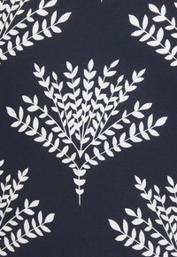 Tessuto blu navy con un motivo a foglie bianche, caratterizzato da rami stilizzati con grappoli di foglie alternati e simmetrici. Texture liscia, aspetto simile al cotone.