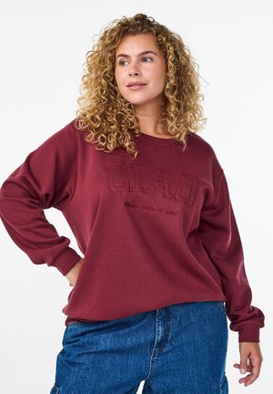 Sweatshirt bordeaux à manches longues avec "CIAO" en lettres en relief et texte en dessous ; tissu doux au toucher, coupe décontractée.