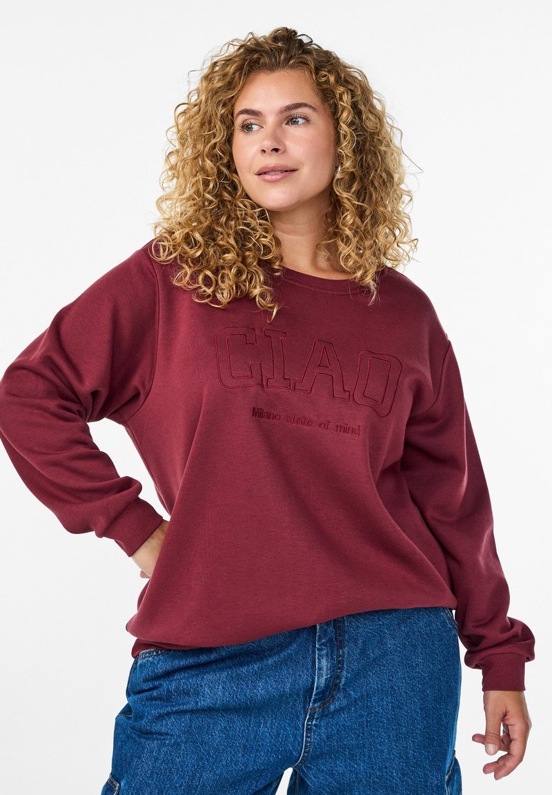 Sweatshirt bordeaux à manches longues avec "CIAO" en lettres en relief et texte en dessous ; tissu doux au toucher, coupe décontractée.