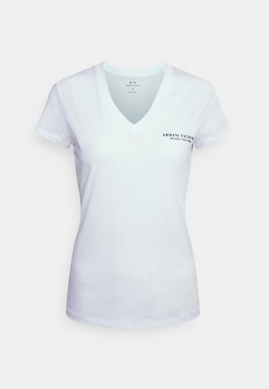Vit T-shirt med kort ärm och V-ringning, tillverkad av cotton. Har en blå "Armani Exchange"-logotyp tryckt på vänster bröst. Enkel design.