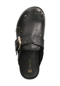 Zwarte leren slide sandaal met gouden studs en een brede band met een gespdetail. Gladde textuur met een open achterkant ontwerp.