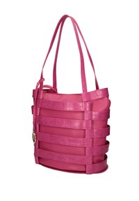 Borsa a tracolla rosa realizzata in faux leather testurizzato, con base piatta, design della tracolla intrecciata e un accento laterale con un ciondolo.