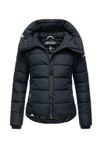 Veste matelassée bleu marine en matériau quilté avec un col montant, fermeture éclair sur le devant et poignets élastiques. Comprend un logo et des détails avec cordon de serrage.
