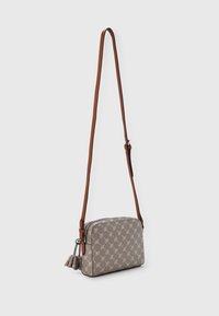 Borsa a tracolla in tessuto grigio con un motivo ripetuto. Cinghia in pelle marrone regolabile. Caratterizzata da una chiusura con zip e dettaglio a nappina.