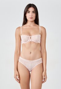 Helle rosa Spitzen-BH und passende Panties mit floralem Stickerei. Verfügt über verstellbare Träger und ein Schlüssellochdesign in der Mitte.