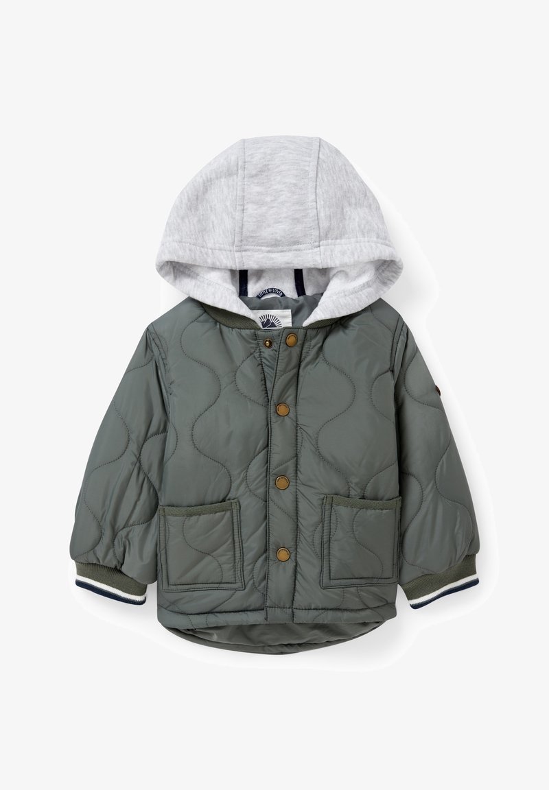 Veste matelassée olive avec une capuche grise, deux poches avant et des boutons marron. Présente des poignets côtelés avec des rayures bleu et blanc.