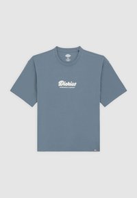 Lyhythihainen sininen puuvillat-paita, jossa on pyöreä pääntie ja valkoinen "Dickies Workwear Company" -logo keskellä rintaa.