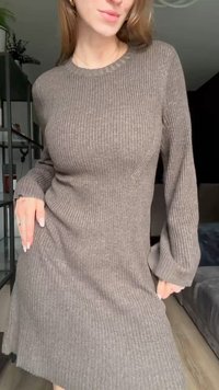 Pletena obleka v bež-rjavi barvi, z dolgimi rokavi in sproščenim krojem. Tkanina se zdi mehka s nekoliko elastičnosti in padajoči rob.