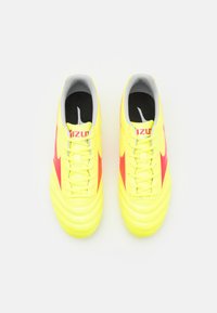 Mizuno MORELIA II CLUB - Kõva pinnase jalgpallisaapad - safety yellow/fiery coral 2/galaxy silver