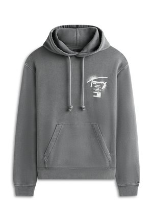 Sudadera con capucha gris con bolsillo tipo canguro en la parte delantera, capucha con cordón y texto blanco que enumera ciudades globales en el área del pecho izquierdo.