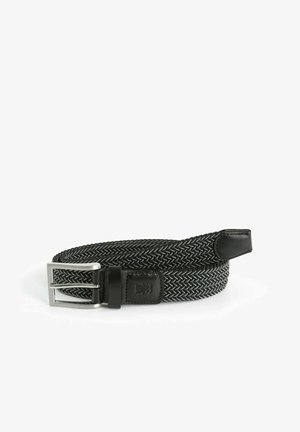 Schwarzer und grauer gewebter Stoffgürtel mit silberner Metallschnalle und schwarzen Lederakzenten, zusammengerollt auf weißem Hintergrund.