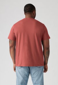 Bordeaux katoenen t-shirt met korte mouwen, een relaxte pasvorm en een klassieke ronde hals. Heeft een gladde textuur en een casual ontwerp.