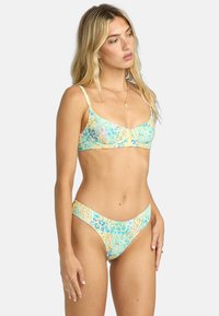 Bloemige bikini set met lichte blauwe, groene en oranje patronen. De top heeft verstelbare bandjes, terwijl de onderkant een middelhoge snit heeft.