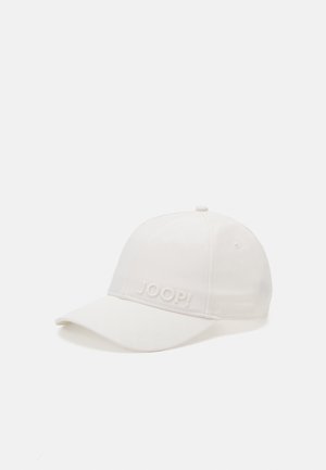 Fehér baseball sapka textúrált anyagból, elöl dombornyomott "JOOP!" logóval, ívelt napellenzővel és állítható hátsó pánttal.