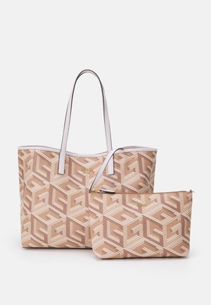 To beige og hvide mønstrede Guess-tasker, en stor tote med skulderremme og en mindre lynlåspung, begge med guld logo tekst.