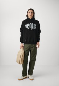 PEQUS MYTHIC LOGO HOODIE UNISEX - Felpa con cappuccio - black/white