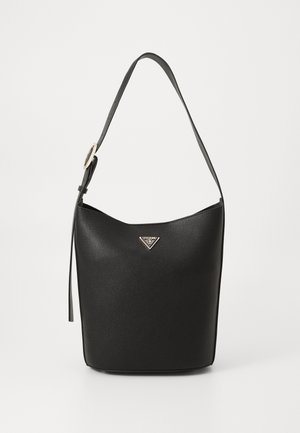 Borsa a tracolla in pelle nera con una forma strutturata, tracolla sottile e un accento in metallo con il logo sul davanti. Superficie testurizzata.