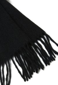 Sciarpa nera di lana con una trama morbida, con bordi sfrangiati e un colore uniforme e pieno in tutta la superficie.