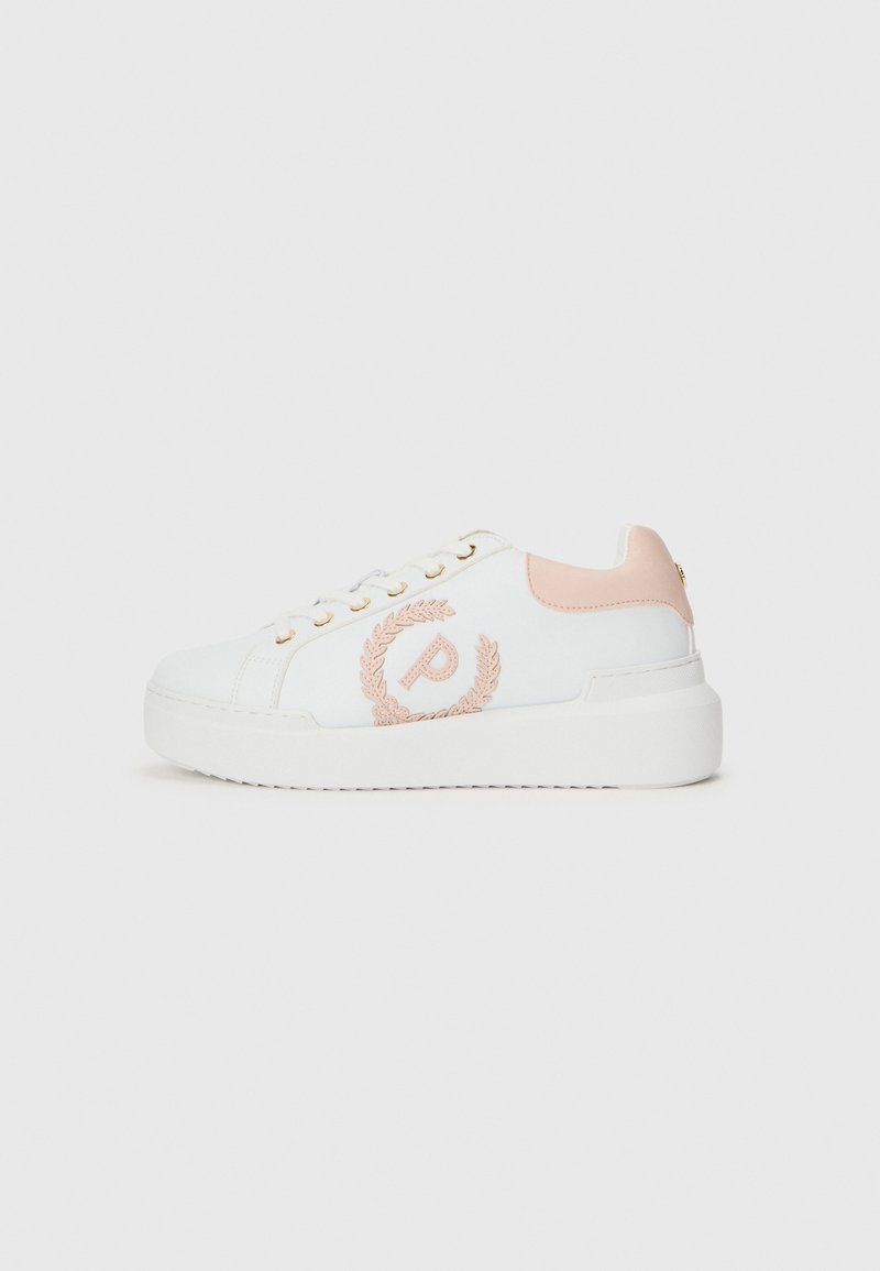 Sneaker bassa bianca con tab sul tallone rosa chiaro, ricamo "P" con corona di alloro sul lato, e suola spessa bianca su sfondo semplice.