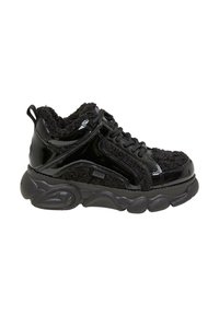 Adidași negri cu o combinație de piele patentată lucioasă și material texturat, având o talpă groasă și un design cu șireturi.