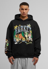 Zwarte hoodie met een kleurrafische afbeelding van personages rond een kampvuur, met bomen, sterren en kampeeruitrusting. Losse pasvorm, zachte stof.