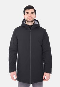 Giacca nera isolante con zip frontale, cappuccio regolabile e tasche laterali. Interno foderato con un motivo grigio testurizzato.