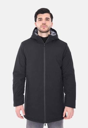 Giacca nera isolante con zip frontale, cappuccio regolabile e tasche laterali. Interno foderato con un motivo grigio testurizzato.