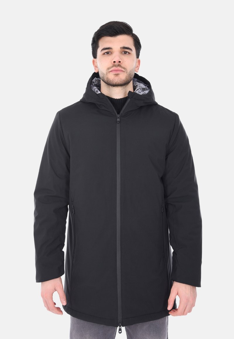 Giacca nera isolante con zip frontale, cappuccio regolabile e tasche laterali. Interno foderato con un motivo grigio testurizzato.