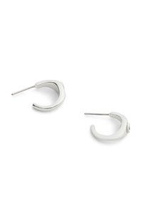 Orecchini a cerchio in argento con finitura lucida, caratterizzati da un design curvo e fusti dritti per un'aggiustamento sicuro. Forma compatta e moderna.