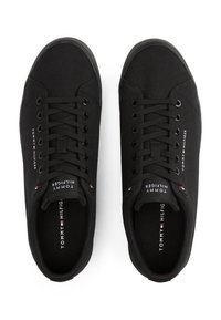 Czarne tenisówki z płótna z okrągłym noskiem, sznurowaniem i detalami z logo. Płaska gumowa podeszwa z tekstem na wkładce i bokach.